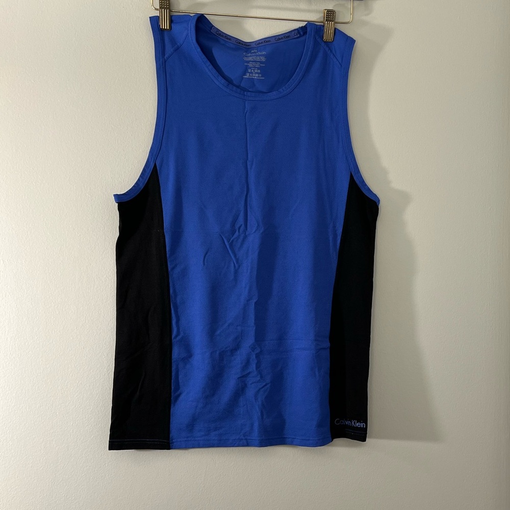 Calvin Klein
Men's Sleeveless Fitness crew neck T-Shirt.